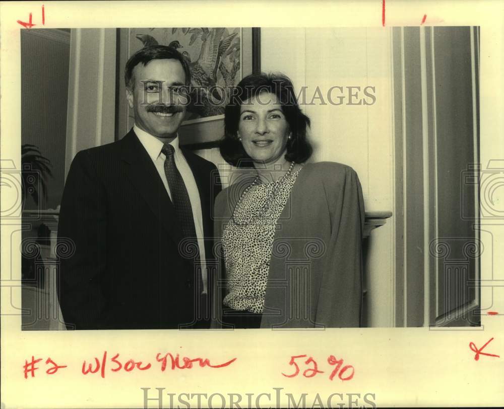 1990 Press Photo Bob and Barbara Jongbloed At Holy Cross College Dinner - Historic Images