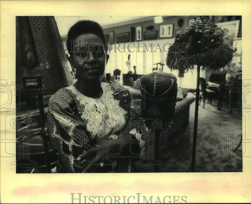 1993 Press Photo Dr. Stella Pinkney Jones stands at the doorway of her den. - Historic Images