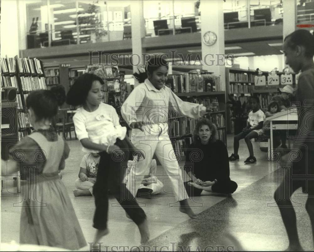 1990 Press Photo Carole Jordan teaches children to tell a story through dance. - Historic Images