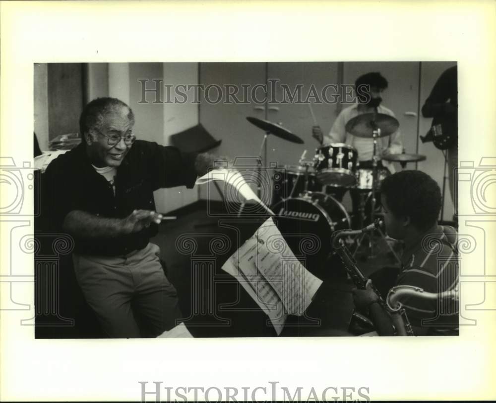 1990 Press Photo Edward Kidd Jordan Leads Jazz Music Class At SUNO - Historic Images