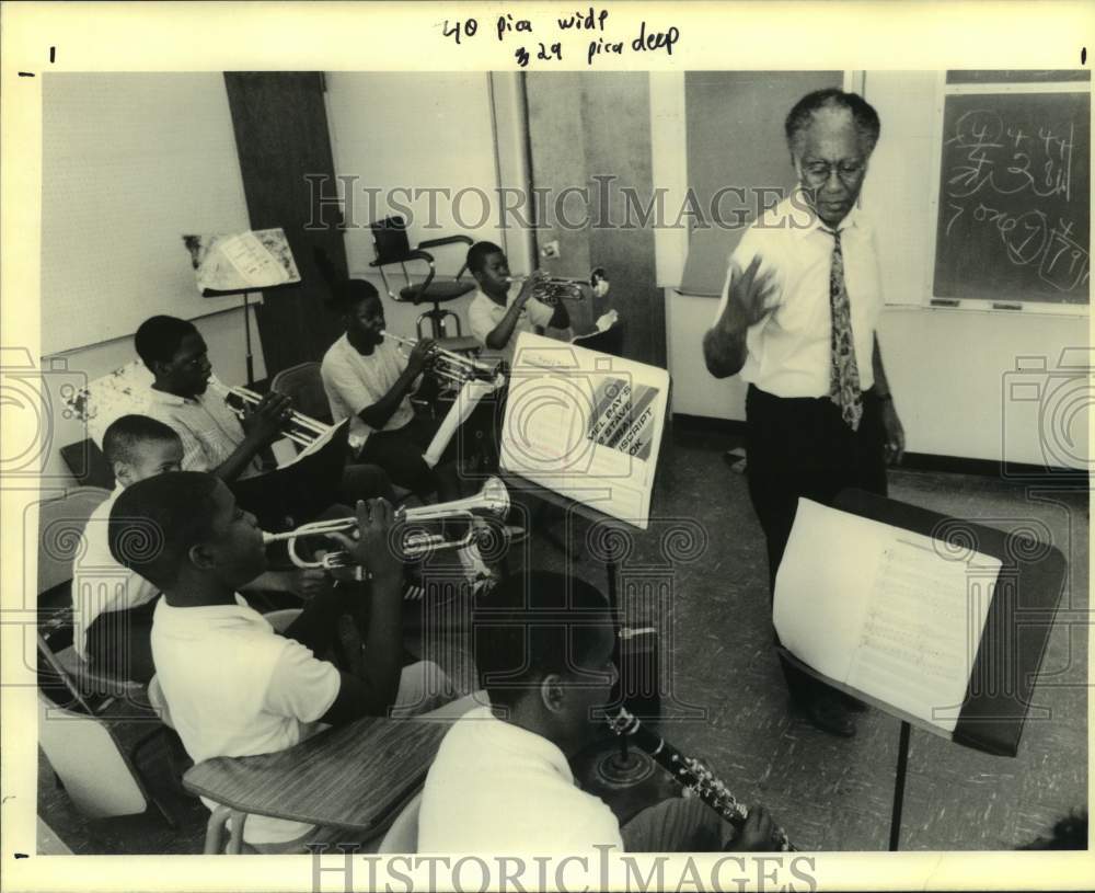 1990 Press Photo Edward &quot;Kidd&quot; Jordan Teaches Jazz Class For Children, SUNO - Historic Images