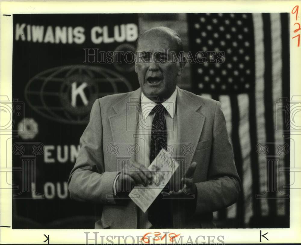 1988 Press Photo Eunice Mayor, Curtis Joubert talks to Kiwanis Club at luncheon. - Historic Images