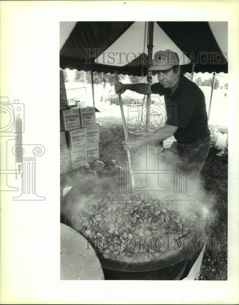 1992 Press Photo Bert Gremillion, Jambalaya cook for Crescent City runner - Historic Images