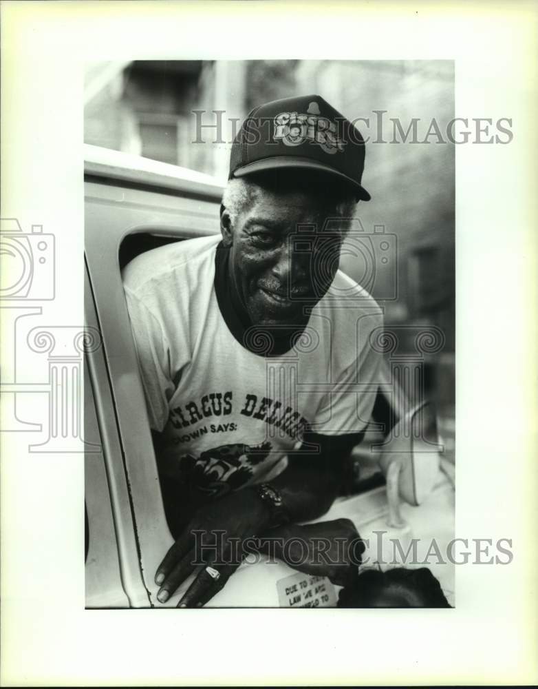 1991 Press Photo Ernest James sells ice cream in the Magnolia Housing Project - Historic Images