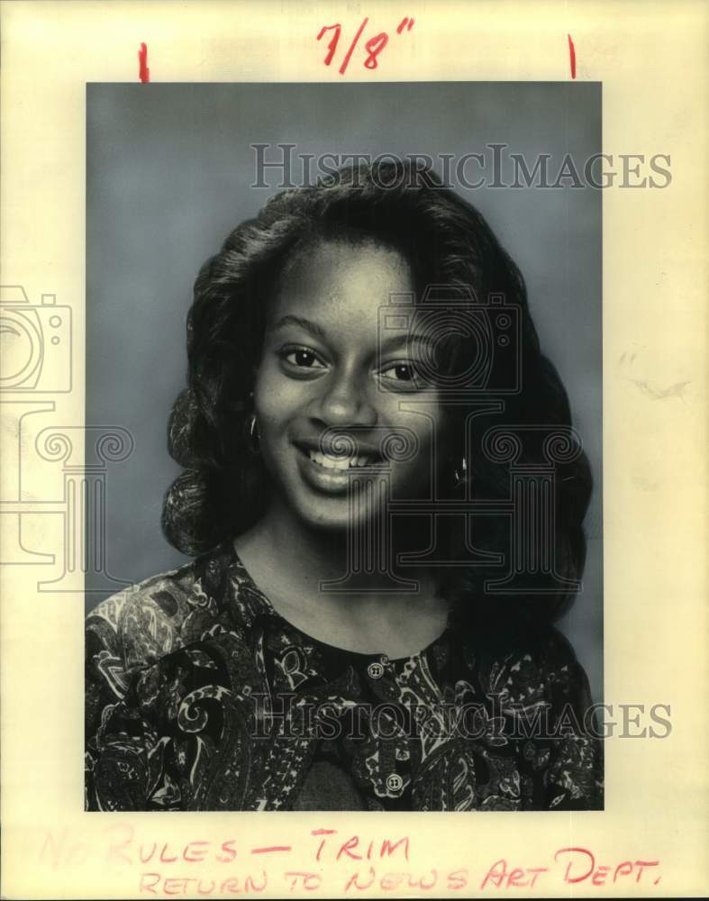 1990 Press Photo Gionne Jourdan writes a column &quot;Youth to Know.&quot; - Historic Images