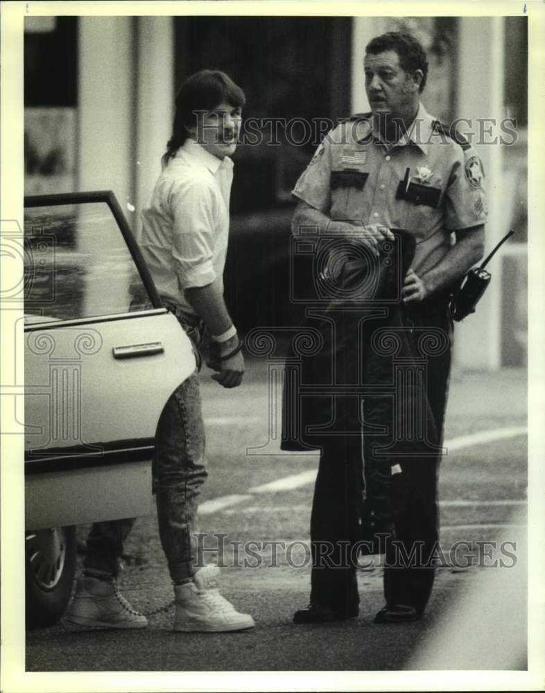 1991 Press Photo Sheriff deputy escorts Ralph Jones to court in Covington - Historic Images