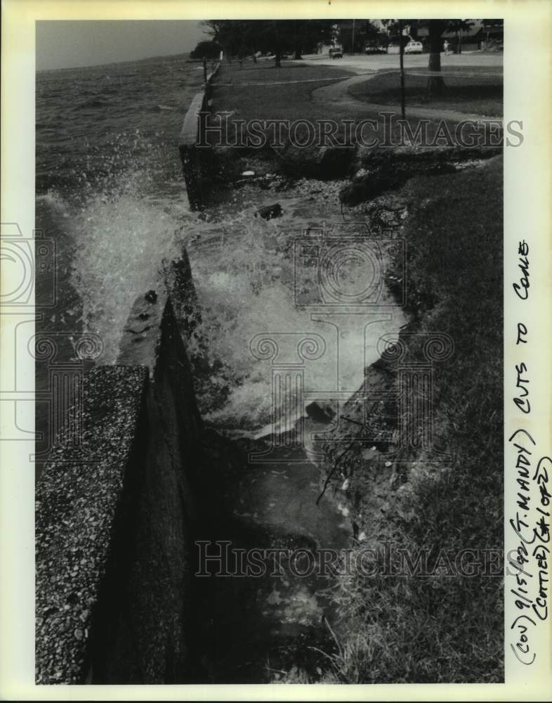 1992 Press Photo Mandeville seawall erosion near Marigny Street. - Historic Images