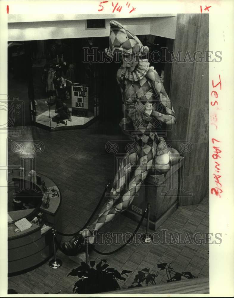 1986 Press Photo Jester by Blaine Kern at The Fine Art of Mardi Gras exhibition - Historic Images