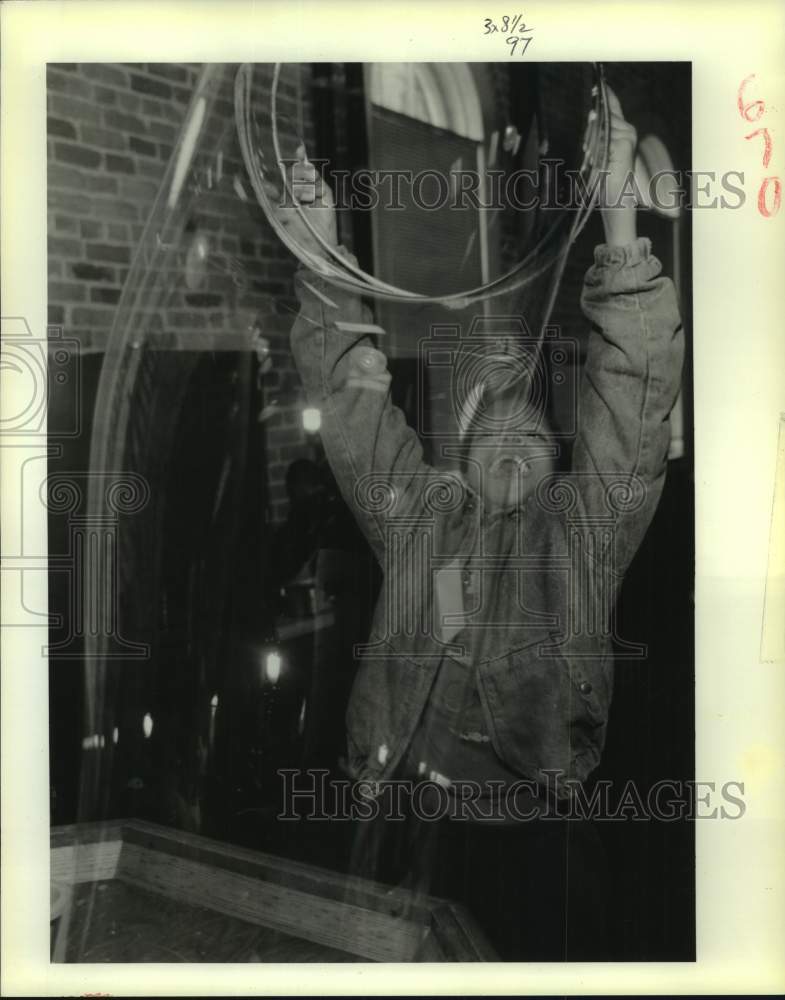 1990 Press Photo Edward James pulls a bubble out at Children&#39;s Museum - Historic Images