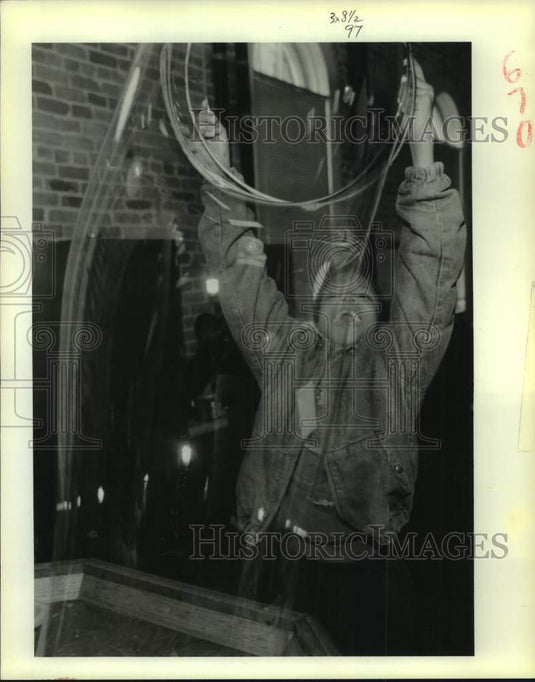 1990 Press Photo Edward James pulls a bubble out at Children's Museum - Historic Images