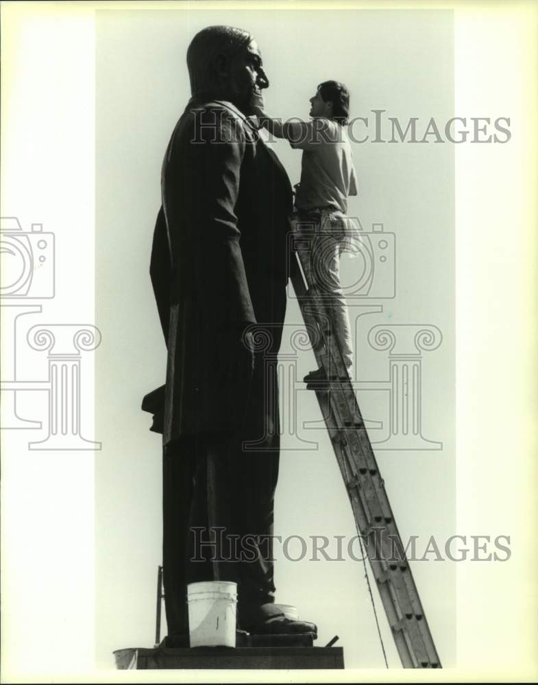 1993 Press Photo Jim Thompson renovates Benito Juarez statue at Basin and Conti - Historic Images