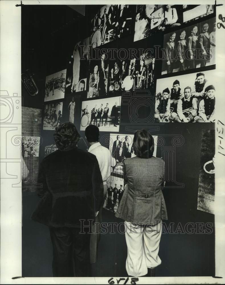 1978 Press Photo Visitors inspect the jazz section of Jubilee New Orleans - Historic Images