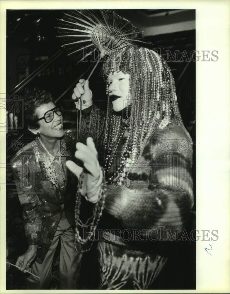 1994 Press Photo Clown juggler Vaughn Avery performs stunts for passing patrons - Historic Images