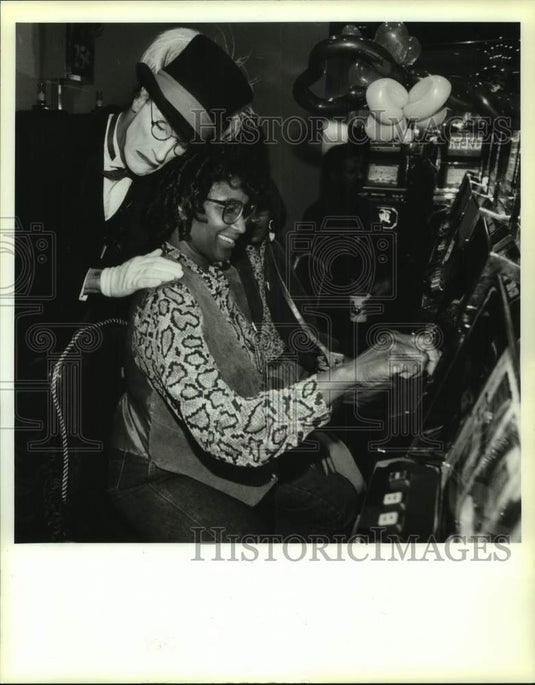 1994 Press Photo Monte the mime & Linda Barnes at Bayou Caddy's Jubilee Casino - Historic Images