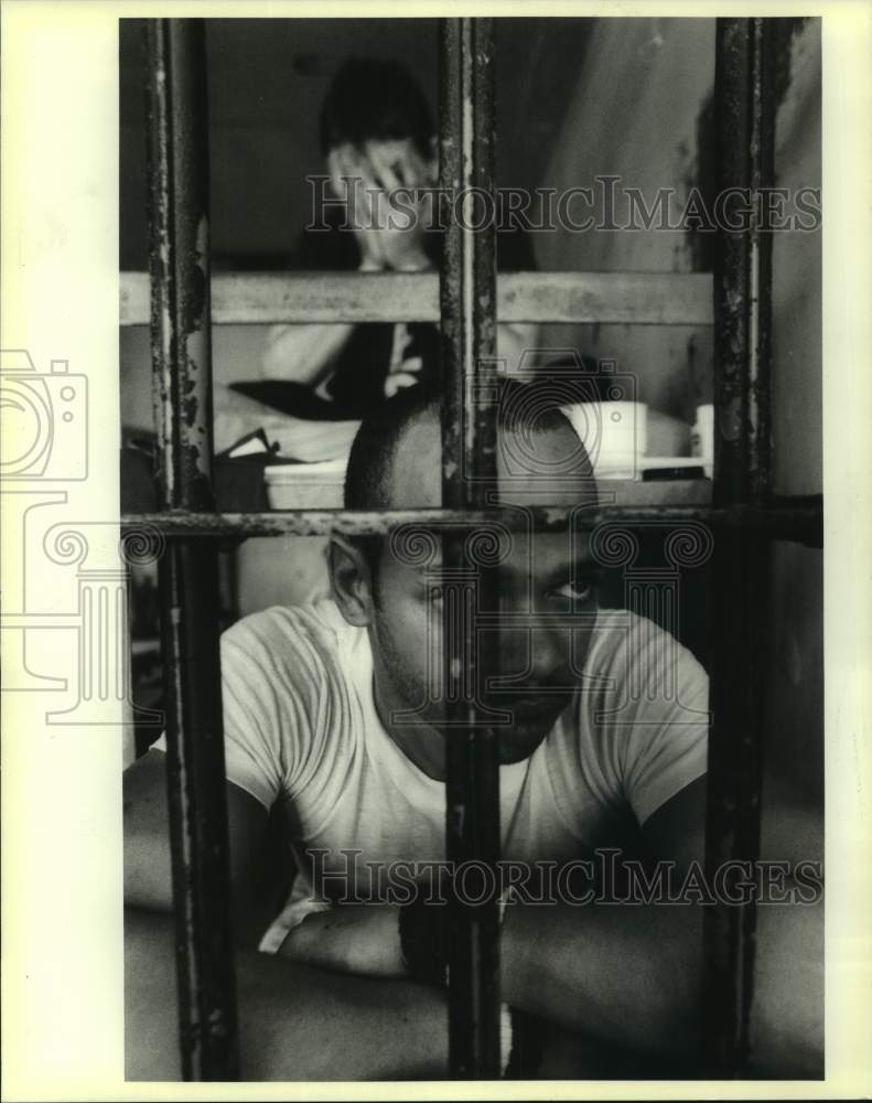 1991 Press Photo Inmates sit in their cell at the House of Detention - Historic Images