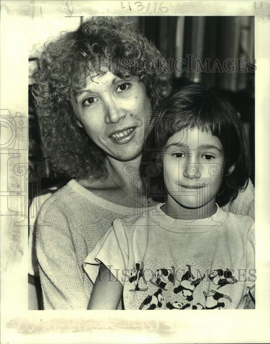 1987 Press Photo Miriam Hodges and her daughter Sarah, due to have heart surgery - Historic Images
