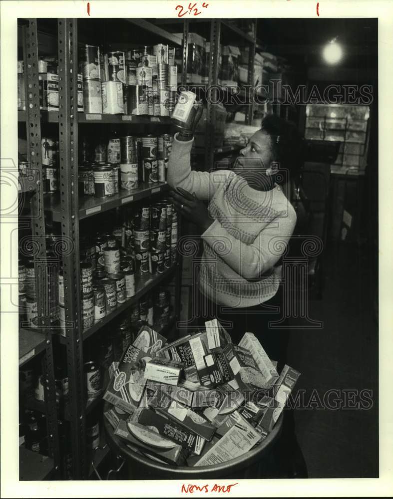 1988 Press Photo Carrie Richardson working at the Hope House Food Bank. - Historic Images