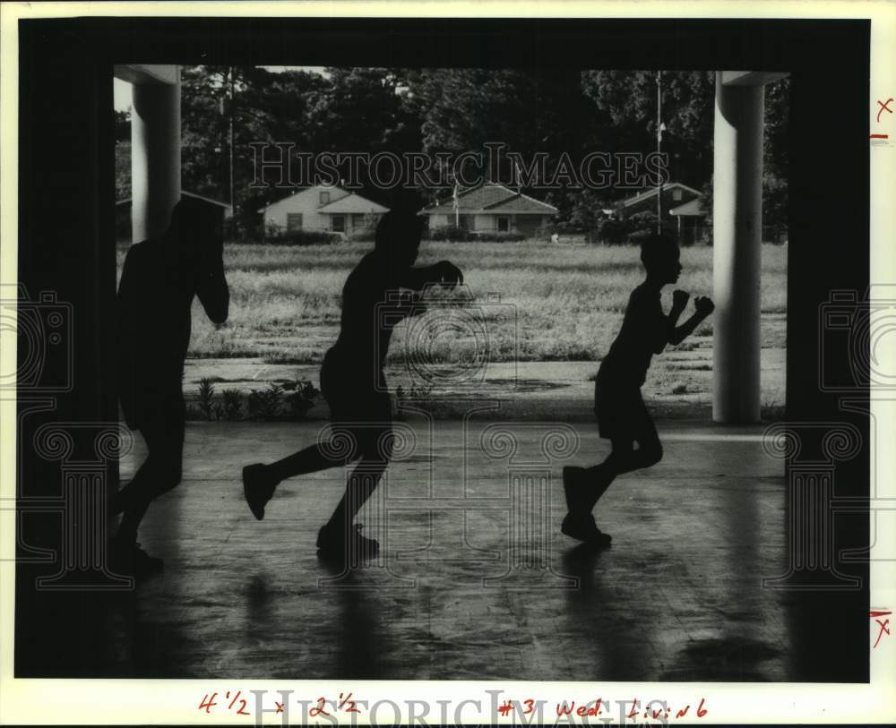 1989 Press Photo James Joseph with his newest batch of boxing hopefuls. - Historic Images