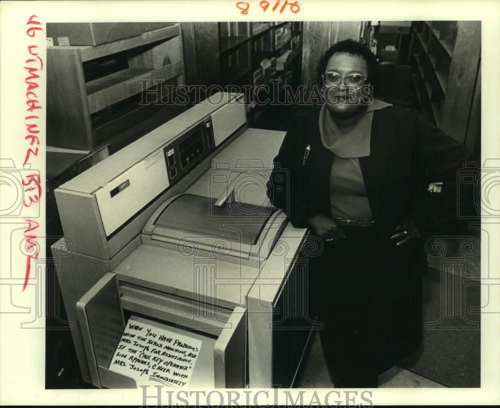 1988 Press Photo Frankie Joseph with Xerox machine to go to the Smithsonian. - Historic Images