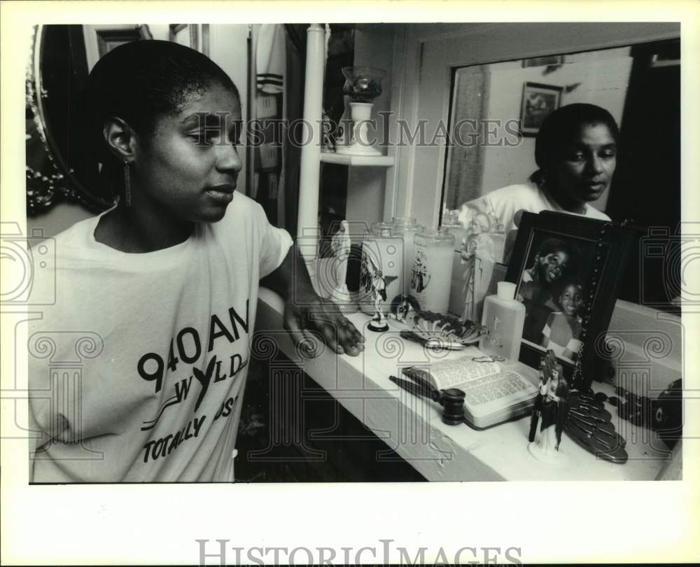 1990 Press Photo Edwina Joseph with shrine for her slain son Kendrick - Historic Images