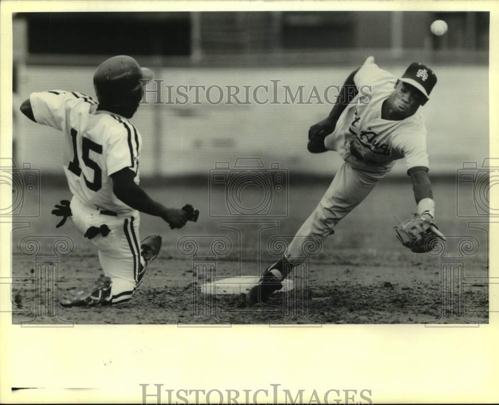 1990 Press Photo Shaw centerfielder Terry Joseph &amp; St. Augustine&#39;s Dwayne Shorts - Historic Images