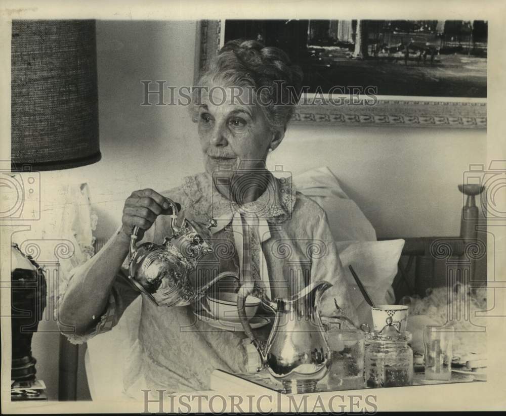 1966 Press Photo Actress Leatrice Joy pours a hot beverage from her silver pot - Historic Images