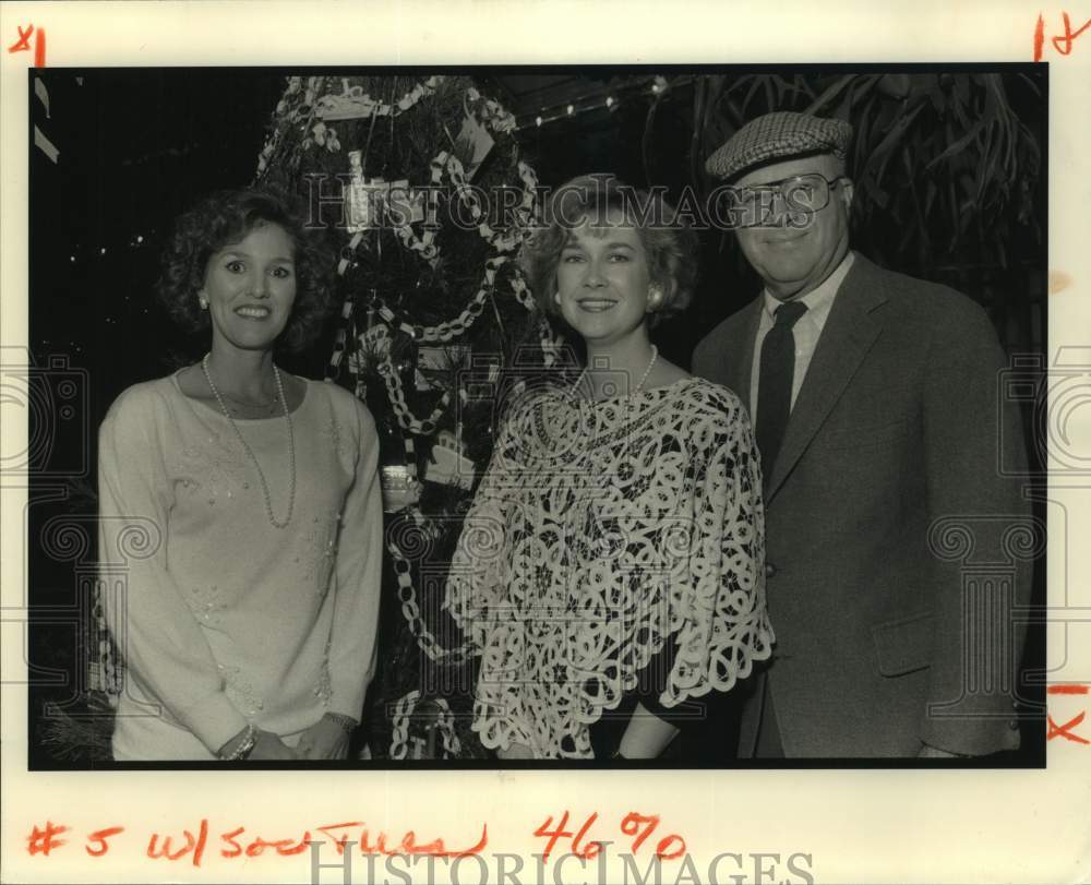 1990 Press Photo Carol Lee Rappold, Dee Joyce and Jim Cain at Christmas in Oaks - Historic Images