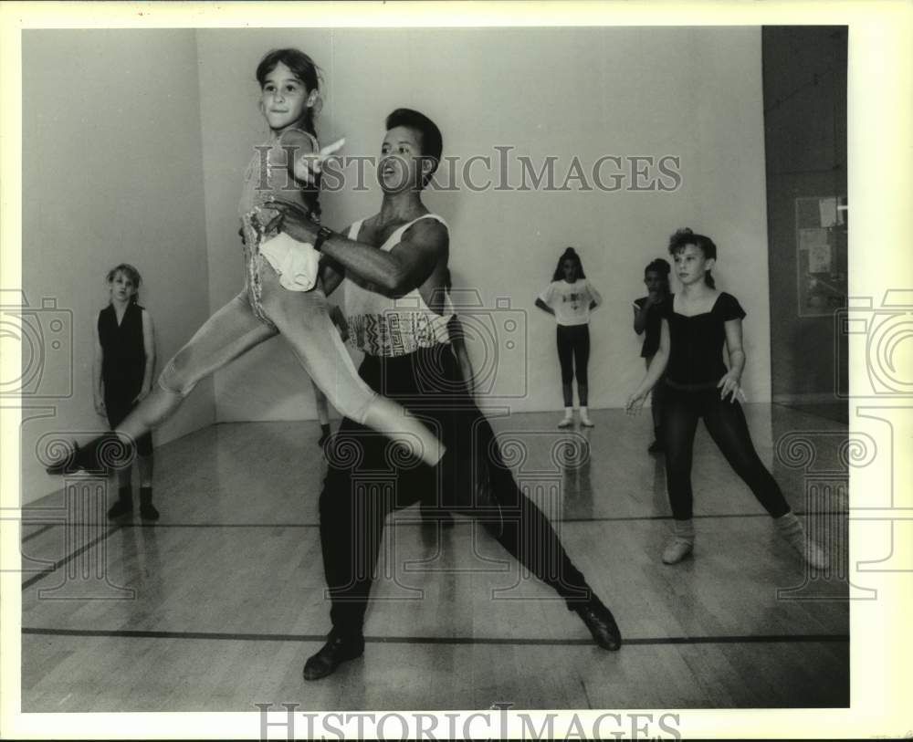 1990 Press Photo Jazz instructor Javier Juarez assists Kristen Nunez at Franco&#39;s - Historic Images