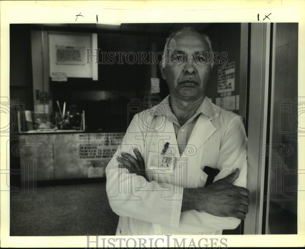 1990 Press Photo Dr. Ciro Juarez-Nunez stands in the House of Detention entrance - Historic Images