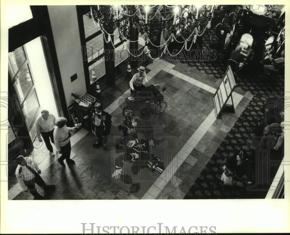 1994 Press Photo Entertainers greet the patrons of Bayou Caddy&#39;s Jubilee Casino - Historic Images