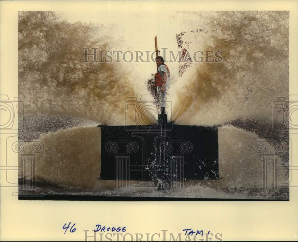 1989 Press Photo Pearl River, worker framed by huge water spray - Historic Images