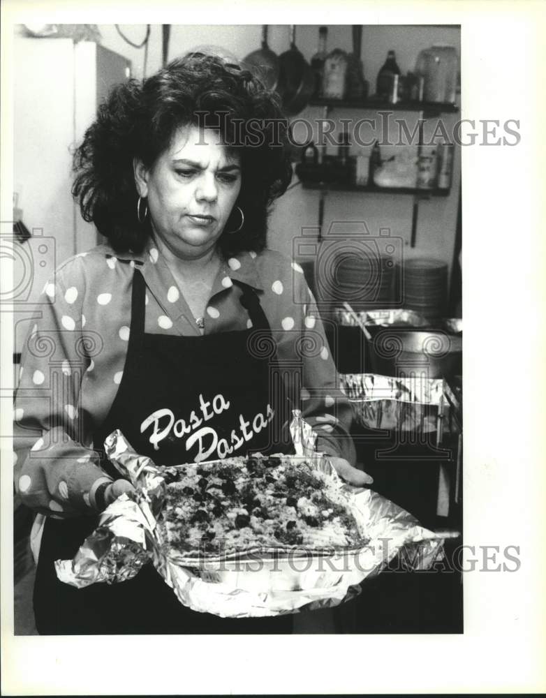 1992 Press Photo Anna Martinez cooking lasagna at her restaurant- Pasta Pasta - Historic Images