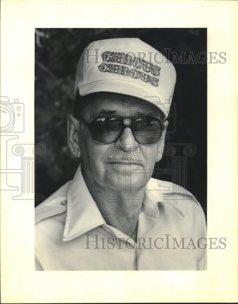 1992 Press Photo Cedric Martin talks about presidential race at his suburb home - Historic Images