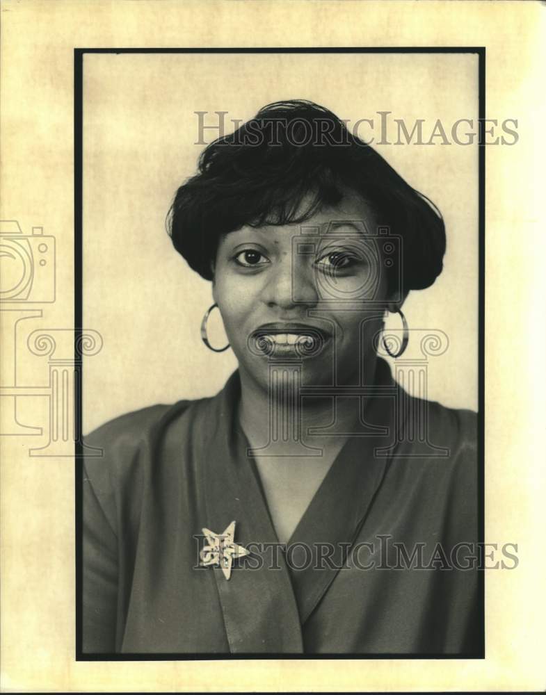 1994 Press Photo Therese Martin, volunteer salute for December 25 issue - Historic Images