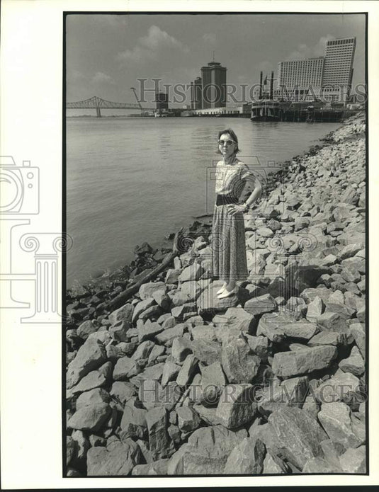 1987 Press Photo Authoress Valerie Martin at the moonwalk - Historic Images
