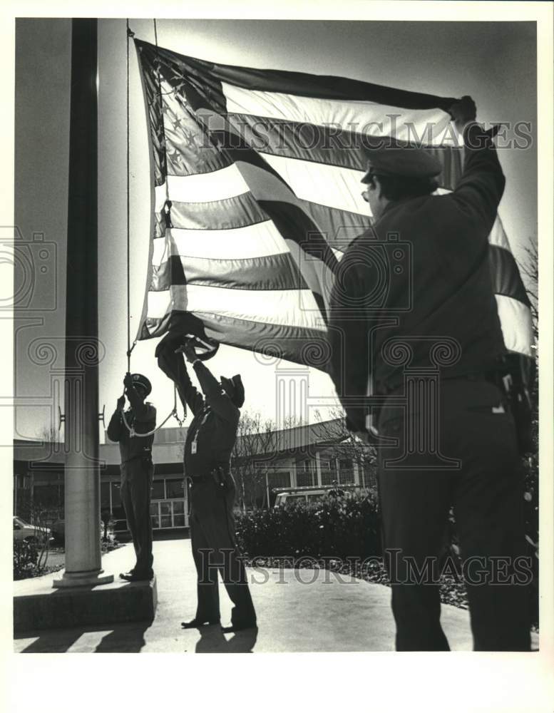 1988 Press Photo Martin Marietta&#39;s Michoud facility lower the flag to half-staff - Historic Images