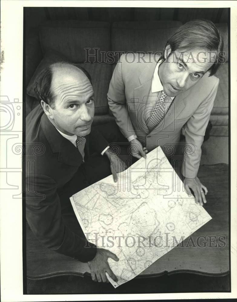 1986 Press Photo Tommy Coleman and Cyril Laan with map at 321 St. Charles - Historic Images