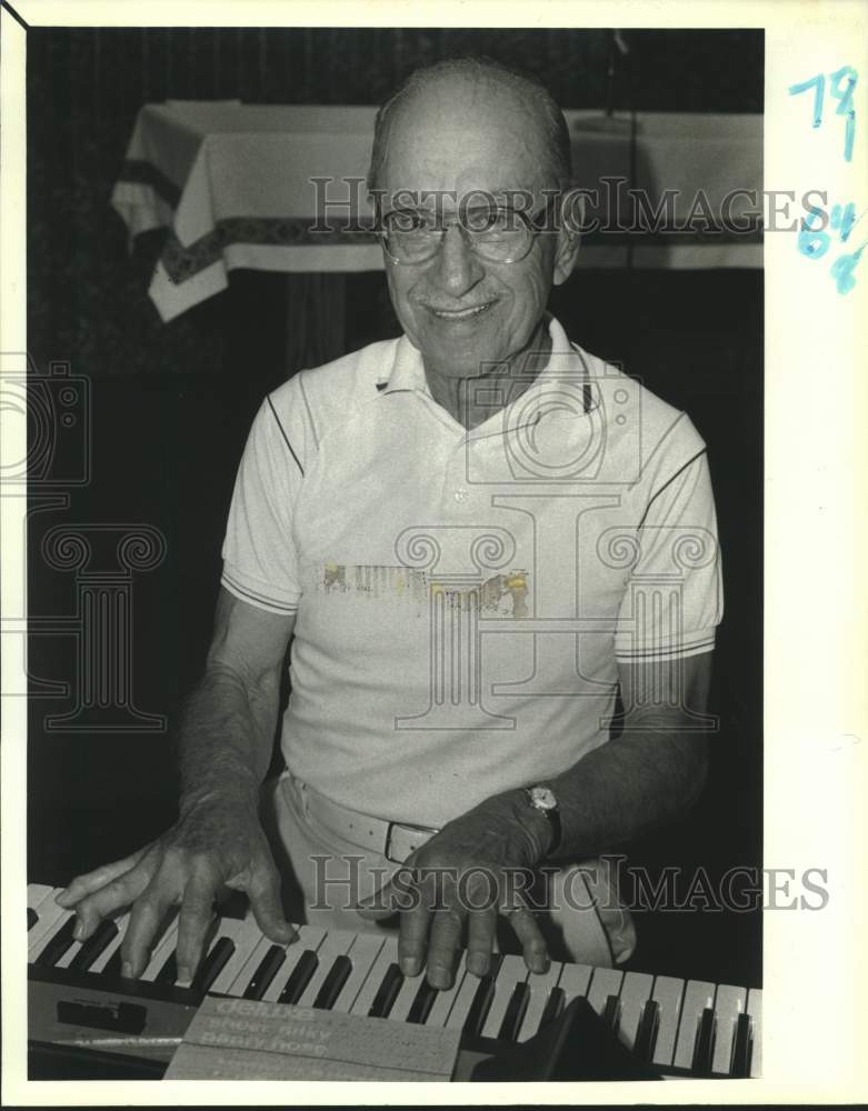 1988 Press Photo Harold Maranto travels and plays music on his organ - Historic Images