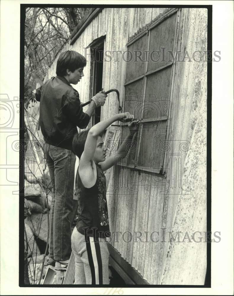 1986 Press Photo Teenagers take screws out on trailer at Louisiana Nature Center - Historic Images