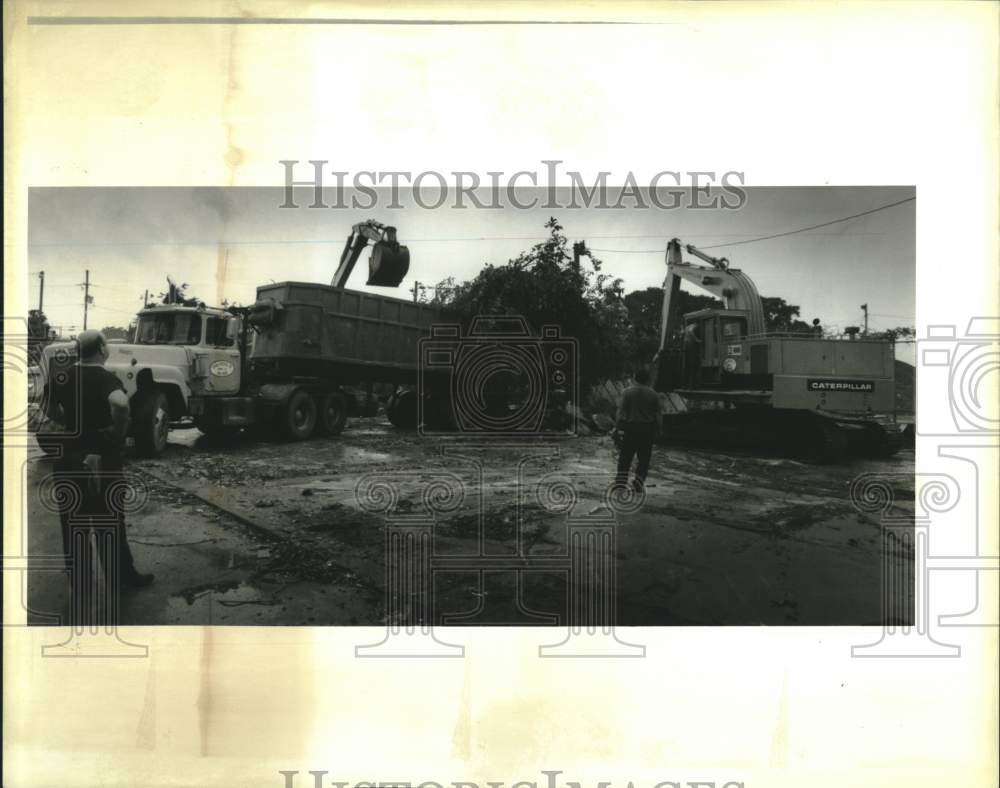 1993 Press Photo Demolition of Marsalis Motel at Shrewsberry and River Road - Historic Images