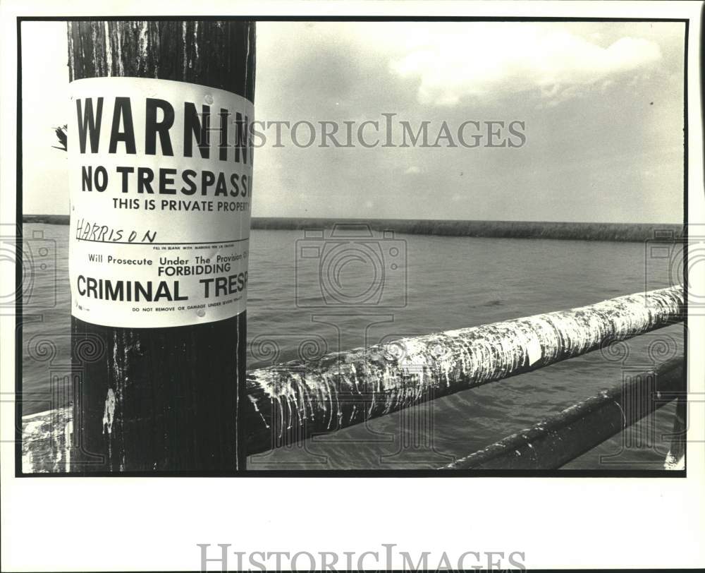 1987 Press Photo Posted sign on barricade at entrance of Bay Jeffus - Historic Images