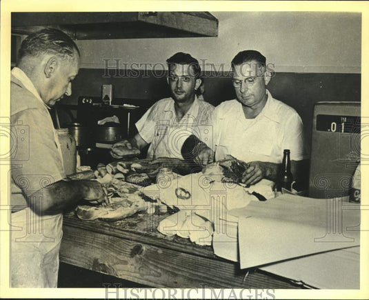 Press Photo Patrons Enjoy Beer & Sandwich At Martin Brothers Restaurant Counter - Historic Images