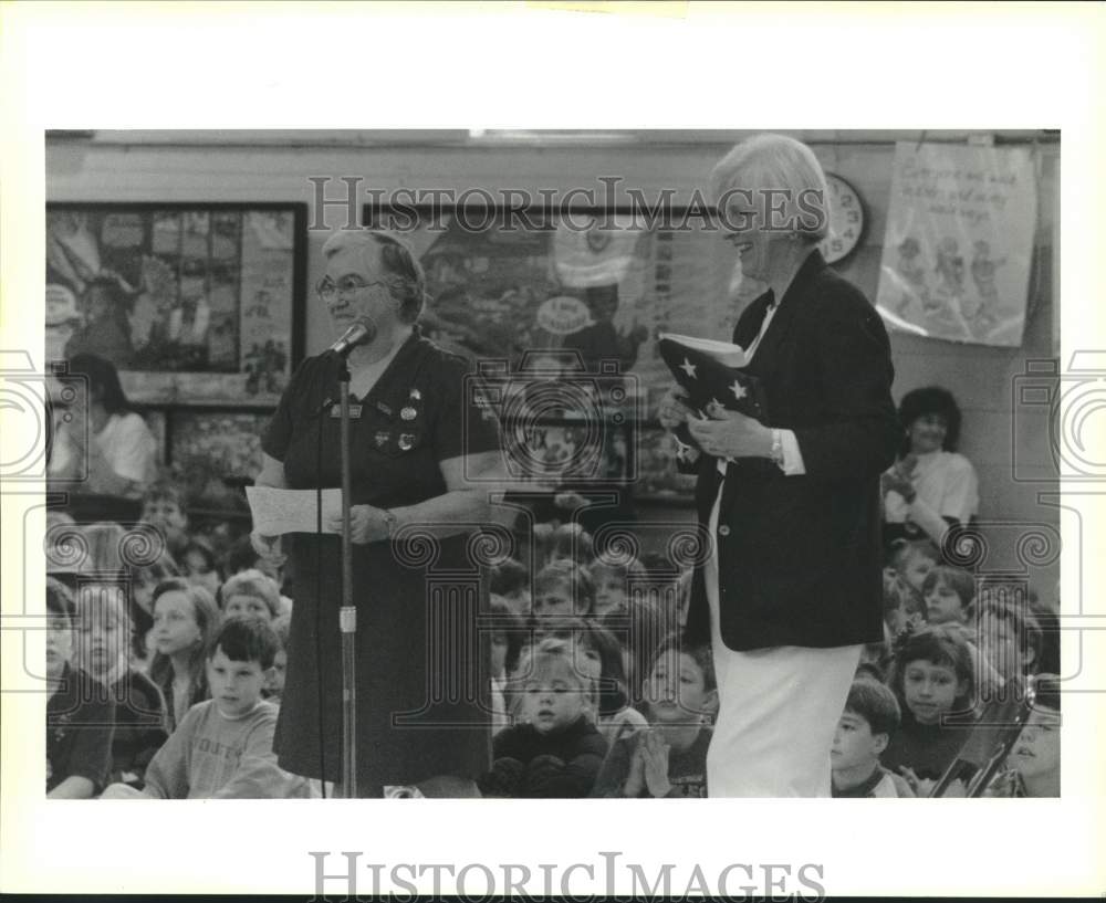 1991 Press Photo Annabelle Martinez presents flag to Marian Arrowsmith from VFW. - Historic Images