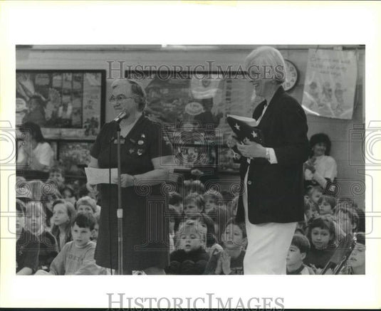 1991 Press Photo Annabelle Martinez presents flag to Marian Arrowsmith from VFW. - Historic Images