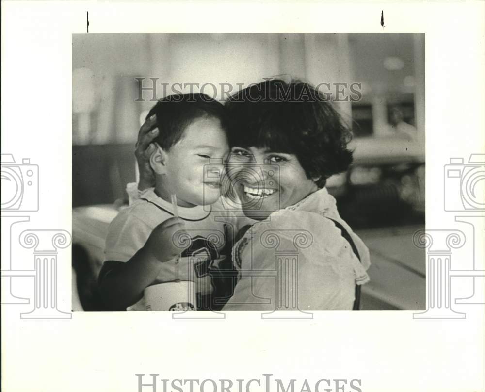 Press Photo Angela Martinez with her child during a court-ordered visit. - Historic Images