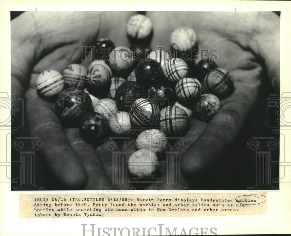 1988 Press Photo Handful Of Handpainted Pre-1860 Marbles Found In New Orleans - Historic Images