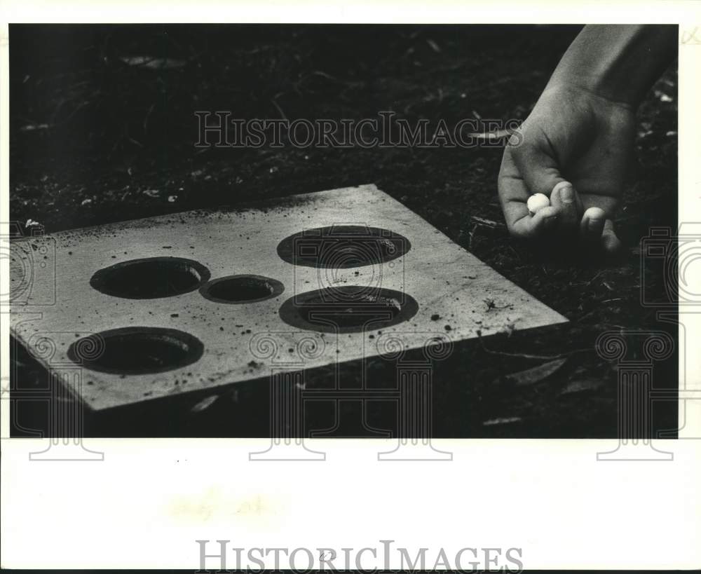 1987 Press Photo Player Prepares To Shoot Marble - Historic Images