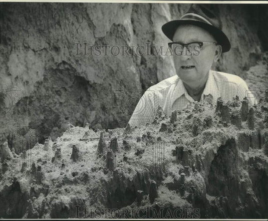 1974 Press Photo Mac Ravenhorst Studies Natural Sand Castles On Old Mine Fill-Historic Images