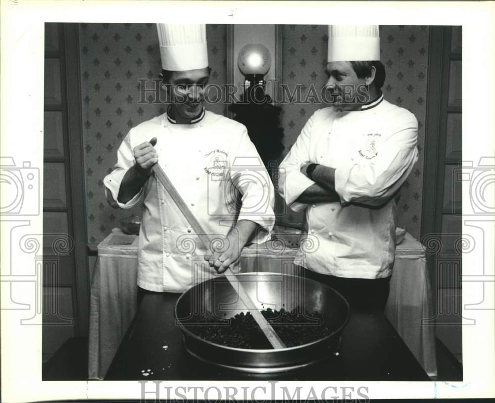 1990 Press Photo Chefs Mix Plum Pudding, Royal Sonesta Stirring Party - Historic Images