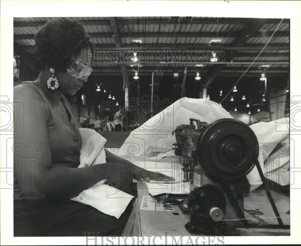 1993 Press Photo Cheryl Martin of the Foster Corporation, sews a large tent. - Historic Images